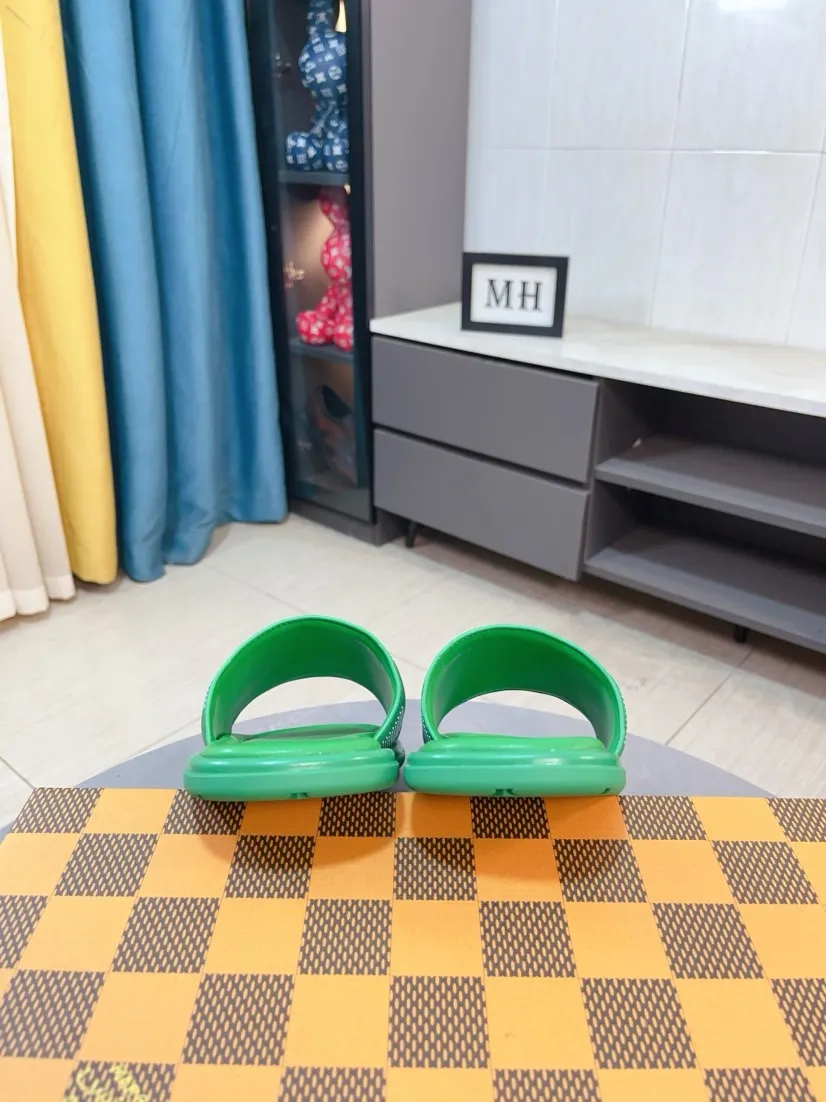Men's shoes 💰340🌹🌹 (lv-Louis Vuitton) New men's slippers, high-end boutique, exquisite embossed logo decoration on the upper, fine workmanship, super soft soles, casual, loose and comfortable, a must-have in summer! \nsize：38-44